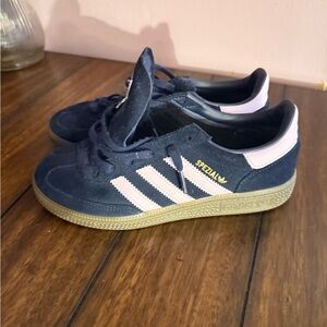 Adidas Spezial shoe in a navy blue suede with pink stripes